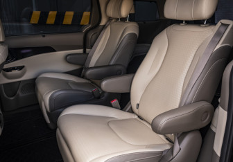 Подержанный автомобиль Kia Carnival 2021 года (15 фото)