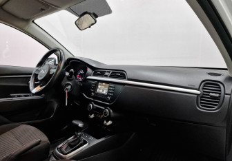 Подержанный автомобиль Kia Rio Hatchback 2018 года (13 фото)