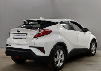 Подержанный автомобиль Toyota C-HR 2018 года (5 фото)