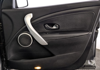 Подержанный автомобиль Renault Fluence 2011 года (25 фото)