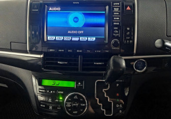 Подержанный автомобиль Toyota Estima 2012 года (13 фото)