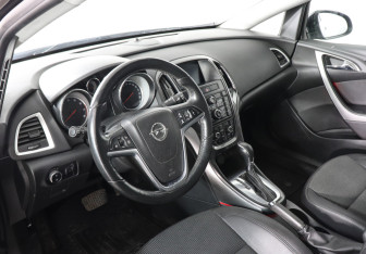 Подержанный автомобиль Opel Astra Hatchback 2012 года (5 фото)