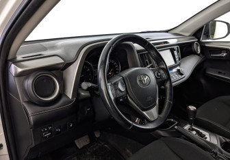 Подержанный автомобиль Toyota RAV4 2017 года (15 фото)