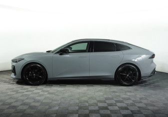 Подержанный автомобиль Changan UNI-V 2023 года (8 фото)