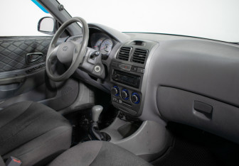 Подержанный автомобиль Hyundai Accent Sedan 2004 года (9 фото)