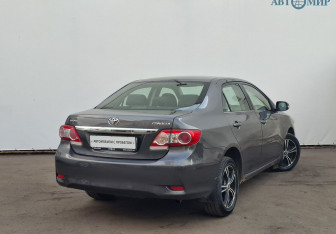 Подержанный автомобиль Toyota Corolla Sedan 2011 года (5 фото)