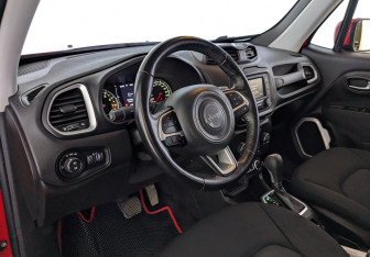 Подержанный автомобиль Jeep Renegade 2018 года (16 фото)