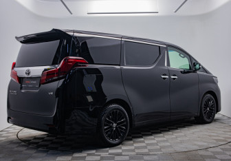 Подержанный автомобиль Toyota Alphard 2021 года (5 фото)