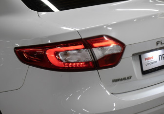 Подержанный автомобиль Renault Fluence 2016 года (24 фото)