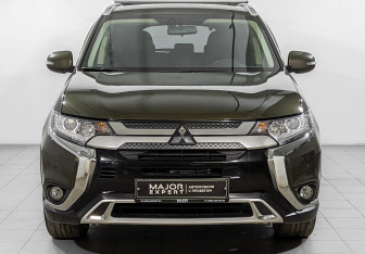 Подержанный автомобиль Mitsubishi Outlander 2020 года (2 фото)