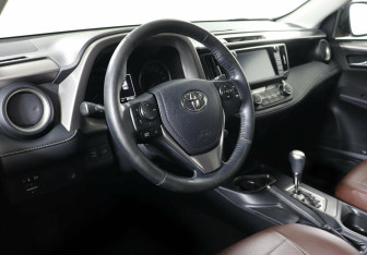 Подержанный автомобиль Toyota RAV4 2018 года (8 фото)