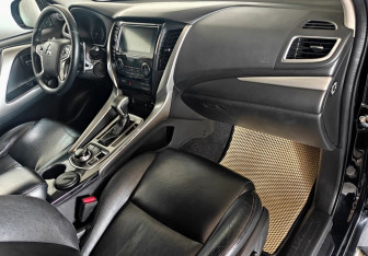 Подержанный автомобиль Mitsubishi Pajero Sport 2017 года (10 фото)