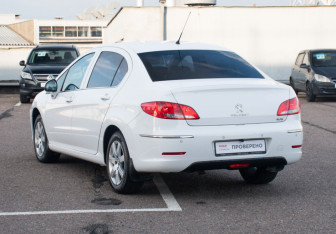 Подержанный автомобиль Peugeot 408 2014 года (7 фото)