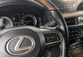 Подержанный автомобиль Lexus LX 2017 года (28 фото)