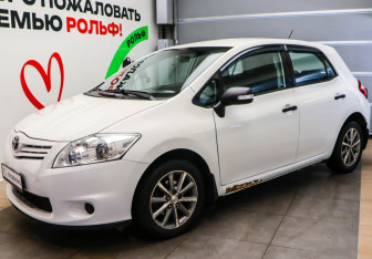 Подержанный автомобиль Toyota Auris Hatchback 2010 года (14 фото)