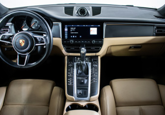 Подержанный автомобиль Porsche Macan 2020 года (11 фото)