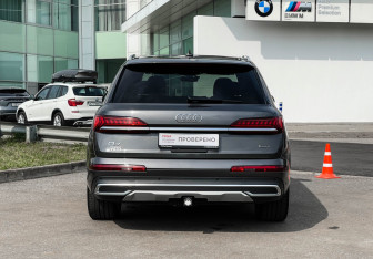 Подержанный автомобиль Audi Q7 2021 года (6 фото)