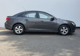 Подержанный автомобиль Chevrolet Cruze Sedan 2011 года (4 фото)