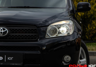 Подержанный автомобиль Toyota RAV4 2006 года (11 фото)