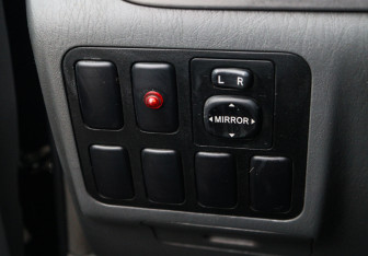 Подержанный автомобиль Toyota Land Cruiser Prado 2004 года (15 фото)