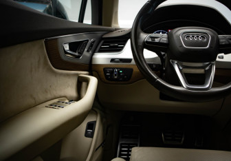 Подержанный автомобиль Audi Q7 2015 года (15 фото)