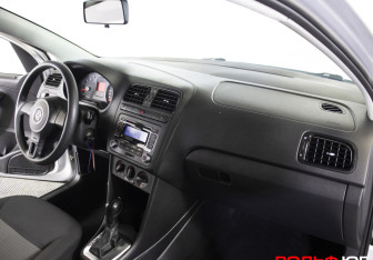 Подержанный автомобиль Volkswagen Polo Sedan 2012 года (9 фото)