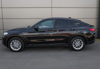 Подержанный автомобиль BMW X4 2022 года (8 фото)