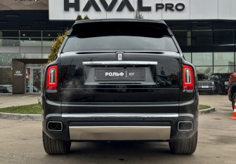 Подержанный автомобиль Rolls-Royce Cullinan 2019 года (6 фото)