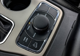 Подержанный автомобиль Jeep Grand Cherokee 2016 года (26 фото)