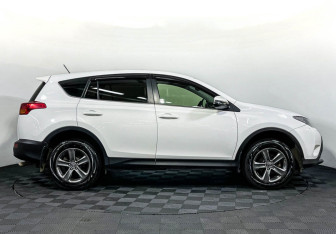 Подержанный автомобиль Toyota RAV4 2015 года (4 фото)
