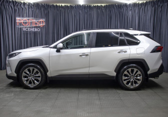 Подержанный автомобиль Toyota RAV4 2020 года (8 фото)