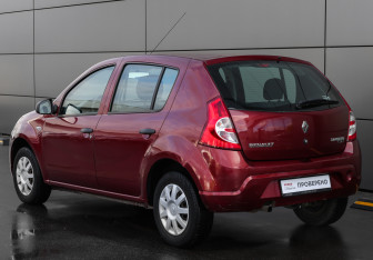 Подержанный автомобиль Renault Sandero 2014 года (7 фото)