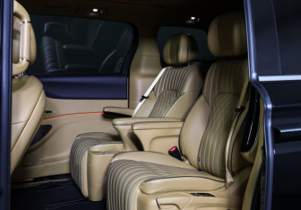 Подержанный автомобиль Voyah Dream 2023 года (12 фото)