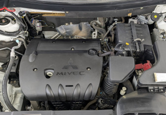 Подержанный автомобиль Mitsubishi Outlander 2019 года (9 фото)