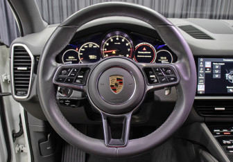 Подержанный автомобиль Porsche Cayenne 2019 года (17 фото)