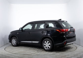 Подержанный автомобиль Mitsubishi Outlander 2017 года (7 фото)