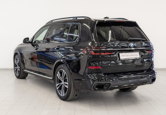 Подержанный автомобиль BMW X7 2022 года (7 фото)