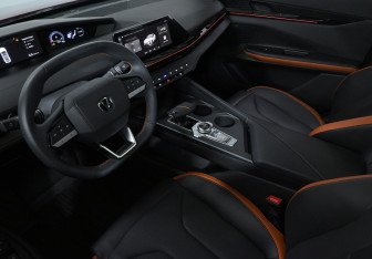 Подержанный автомобиль Changan UNI-V 2024 года (10 фото)