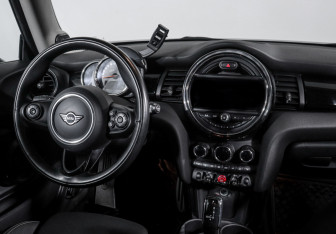 Подержанный автомобиль MINI Hatch 2018 года (12 фото)