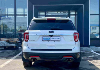 Подержанный автомобиль Ford Explorer 2018 года (17 фото)