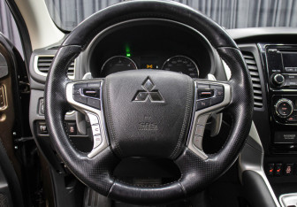 Подержанный автомобиль Mitsubishi Pajero Sport 2019 года (16 фото)
