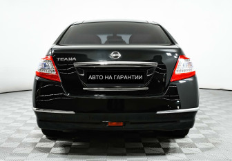 Подержанный автомобиль Nissan Teana 2012 года (6 фото)