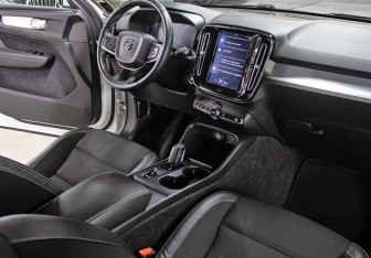 Подержанный автомобиль Volvo XC40 2019 года (11 фото)