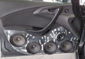 Подержанный автомобиль Opel Astra Wagon 2012 года (14 фото)