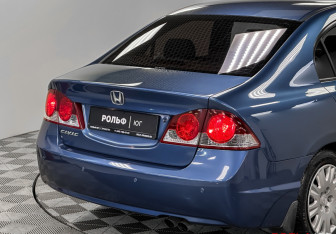 Подержанный автомобиль Honda Civic Sedan 2007 года (21 фото)