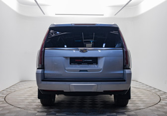 Подержанный автомобиль Cadillac Escalade Suv 2016 года (3 фото)