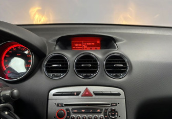 Подержанный автомобиль Peugeot 308 Hatchback 2010 года (15 фото)