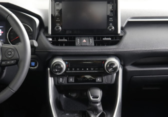 Подержанный автомобиль Toyota RAV4 2021 года (9 фото)