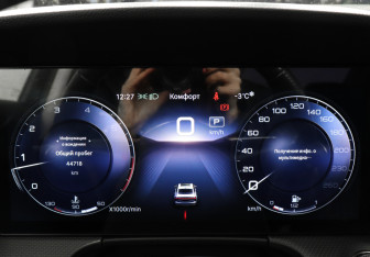 Подержанный автомобиль Hongqi H5 2023 года (11 фото)