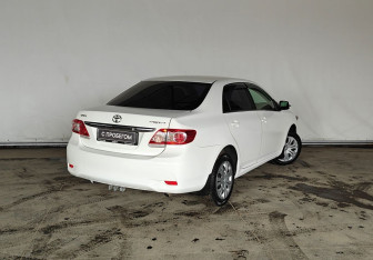 Подержанный автомобиль Toyota Corolla Sedan 2011 года (6 фото)